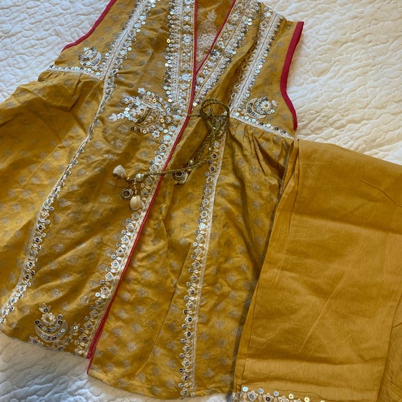 SOLD Beautiful Ethinic kids size 6-7 years - Picture 1 of 1